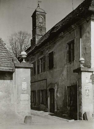 Dresden-Trachenberge, Döbelner Straße 108. Weingut "Wilder Mann". Einfahrt mit Hauptgebäude