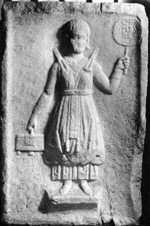 Dienerin mit Spiegel und Acerra (Grabrelief) : Dienerin mit Spiegel und Acerra (Grabrelief). Marmor (0/100). Klagenfurt: Landesmuseum für Kärnten, Provinzialrömische Archäologie, Inventar-Nr. 198