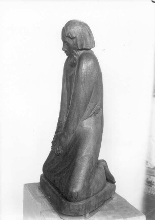 Der Zweifler. Teakholz, geschnitzt; H. 108 cm (1937; E. Barlach). Güstrow: Atelierhaus am Inselsee