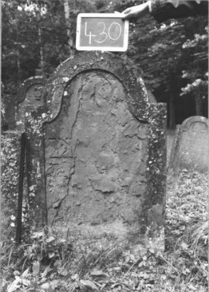 Grabstein 430 (Index: 99895177) Material: Sandstein Zustand: abgeblättert Maße HxBxT: 110x68x9 cm Beschreibung: Stele mit eingezogenem Rundbogenabschluss: Grabstein 430