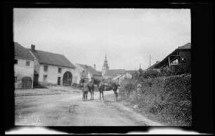 "Provenchères-et-Colroy (Dep. Vosges, Frankreich): Kirche mit [Pferdebursche] Weißflock und Pferden" (Distanzaufnahme)