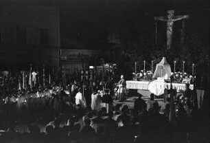Freiburg: Altar im Freien, Pontifikalamt