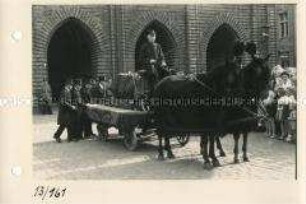 Beisetzung Gerhart Hauptmanns - Der Sarg vor dem Rathaus Stralsund