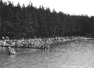 Weixdorf-Friedersdorf. Prinz-Hermann-Bad (Waldbad Weixdorf). 25-jähriges Jubiläum am 02.08.1931. Badeteich am Heiderand. Ostufer mit Zuschauern beim Badespielen