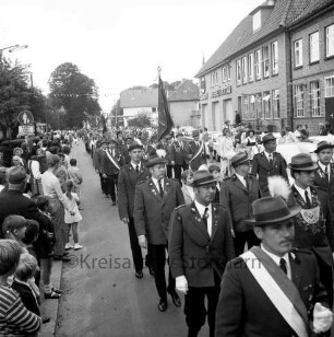 Volks- und Schützenfest: 50-jähriges Jubiläum: Schützenverein von Trittau und Umgebung e.V. sowie Kreisschützenverband Stormarn e.V.: Festumzug mit Schützenabteilungen durch Kirchenstraße / Poststraße: dahinter rechts Meiereigenossenschaft Trittau