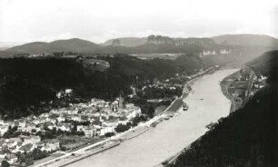 Sächsische Schweiz. Elbtal mit Bad Schandau und Krippen. Blick gegen Hohe Liebe, Schrammsteine und Winterberg. Luftbild-Schrägaufnahme von Westsüdwest