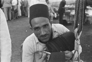 Reisefotos Mittelmeer. Hafenszene (vielleicht in der Türkei). Fesen-Straßenhändler