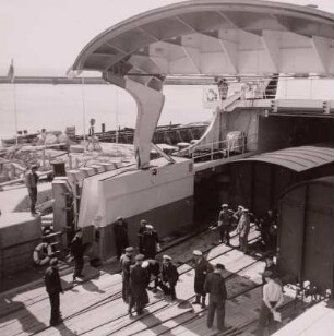 Fährschiff mit geöffneter Heckklappe