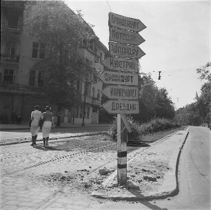 Berlin-Friedenau. Kaiserallee, Wegweiser mit Stadtteil- und Städtenamen in russischer Sprache am Südwestkorso