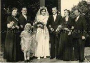 Hochzeitspaar mit Eltern