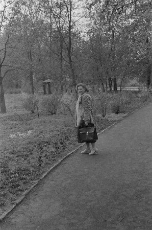 Berta Pisarek im Park