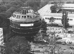 Szene aus den Dokumentarfilm "Das erste Kugelhaus der Welt": Montagearbeiten