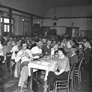 SPD: Kreisparteitag: Oststeinbek: Behns Gasthof: Saal: Blick über die Tischreihen mit den Delegierten: 16. Mai 1981