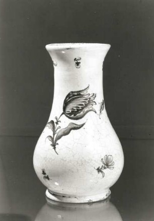 Vase. Fayence, blau bemalt; H. 19,5 cm. Dresden, um 1775. Dresden: Kunstgewerbemuseum 37433