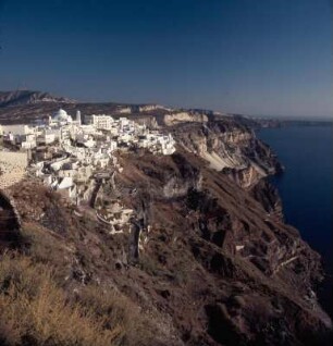 Thera = Santorini. Abendblick auf Firá, Steilküste und Profitis Ilías. Ag9