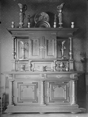 Schrank mit Säulen