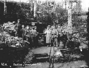 Erster Weltkrieg : Deutsche Soldaten posieren vor einem Unterstand im Wald
