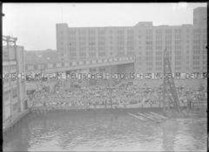 Menschenmenge an einer Anlegestelle, (Hafen von New York?)