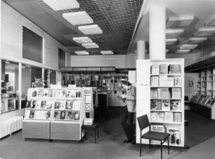 Hamburg. St. Georg. Buchgemeinschaft "Büchergilde". Buchinterressierte Käufer stehen an den Bücherregalen.