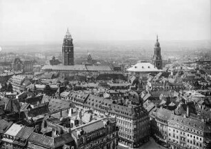 Dresden. Blick vom Turm der Frauenkirche nach Süden zu Rathaus und Kreuzkirche
