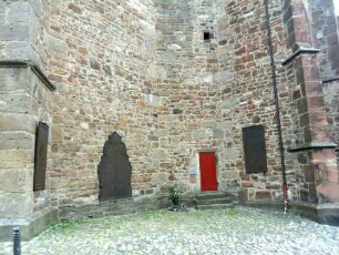 Stadtkirche - Kirchturm von Süden - Erdgeschoß in Übersicht mit eisernen Grabplatten