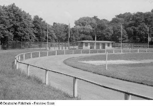 Blick auf eine Sportanlage (Laufbahn)