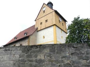 Ansicht von Südosten mit Kirche (Kirchturm mit Schießscharten im Mittelgeschoß) über Kirchhofmauer (Wehrgang mit Schießscharten abgetragen)