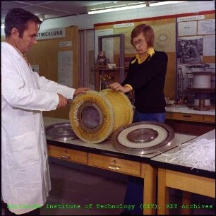 Arbeiten an einer Supraleiter-Spule des Instituts für Experimentelle Kernphysik (IEKP)