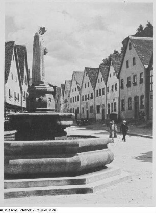 Pottenstein. Marktplatz mit Elisabeth-Brunnen