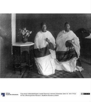 Frau eines Hofwürdenträgers (bunte Shamma) mit ihrer Schwester