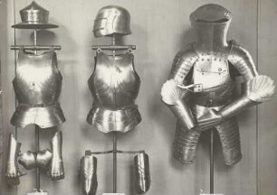 Zwei gotische Harnische und ein Stechzeug
