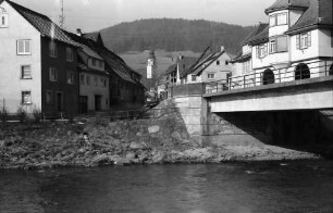 Dettingen (Neckar): Neckar und Ortsstraße mit Kirche