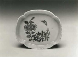 Schälchen mit Päonien- und Prunuszweigen sowie Schmetterling (China, 1723/1735, Regierungsperiode Yongzheng; Porzellan; Aufglasurmalerei; Länge 10,4 cm, Breite 8,7 cm; Staatliche Kunstsammlungen Dresden (SKD)