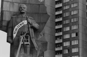 Aktion des Malers Manfred Butzmann am Lenindenkmal