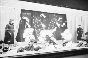 Freiburg: Schaufenster; Dekoration im großen Fenster