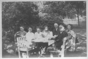 Gruppenbild an einer Kaffeetafel im Freien mit Etha Richter
