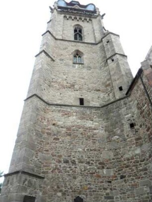 Stadtkirche - Kirchturm von Süden in Übersicht mit Strebepfeilern an den Ecken (beachte unterschiedlichen Mauersteinverband in den Geschossen)