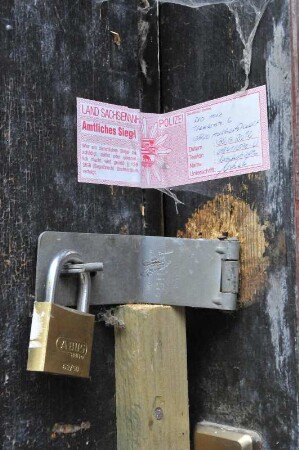 Quedlinburg - Amtliches Siegel : Amtliches Siegel an einem desolaten Fachwerkhaus. Aufgenommen am 20. Juli 2012 in Quedlinburg