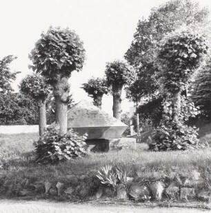 Denkmalsanlage für die Gefallenen des 1. Weltkrieges : Denkmalsanlage für die Gefallenen des 1. Weltkrieges. Betonguß (um 1920). Borna-Thräna, Weststraße