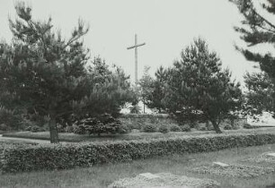 Angerburg. Friedhof auf der Jägerhöhe am Schwenzalt-See gelegen, Mittelpunkt der Anlage das Hochkreuz, davor Einzelgräber