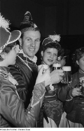 Karnevalsprinz Walter I. beim Anstoßen mit den Tanzmariechen auf einer Karnevalsfeier in der Kongreßhalle