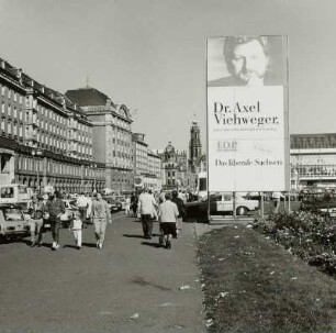 Aufsteller der F.D.P. mit Bild des Spitzenkandidaten Axel Viehweger und Losung "Das liberale Sachsen"
