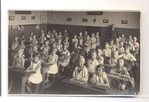 Klasse in einem Klassenraum der Knabenbürgerschule. Detmold. früher Petristraße 14, heute Siegfriedstraße 4. Sammlung Schütze