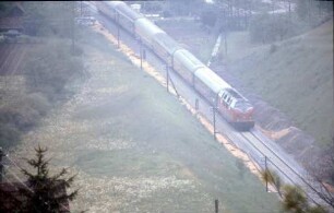Fornsbach Lok 221 126 DC961 UIC-X-Wagen Bahnübergang