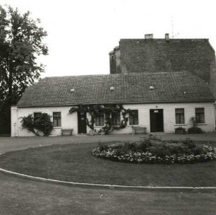 Cottbus. Landhaus (Standesamt), Lieberoser Straße 7, um 1820. Nebengebäude (rechts). Eingangsfront