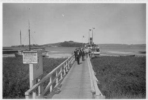 Thiessow. Passagiere an der Anlegestelle des Ausflugsdampfers Binz-Sassnitz am Zicker See