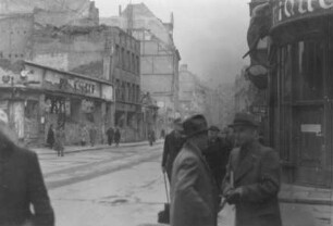 Zerstörte Gebäude in der Reichsstraße, Blickrichtung Norden