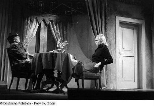 Szenenbilder aus dem Drama "Die Illegalen" von Günther Weisenborn am Hebbel-Theater Berlin : Szene mit Lu Säuberlich (rechts)