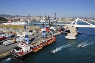 Barcelona - Hafenbecken : Blick über Hafen und Stadt. Aufgenommen am 16. Oktober 2009 in Barcelona