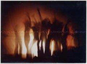 Silhouetten von tanzenden Menschen (Altersgruppe 18-21)